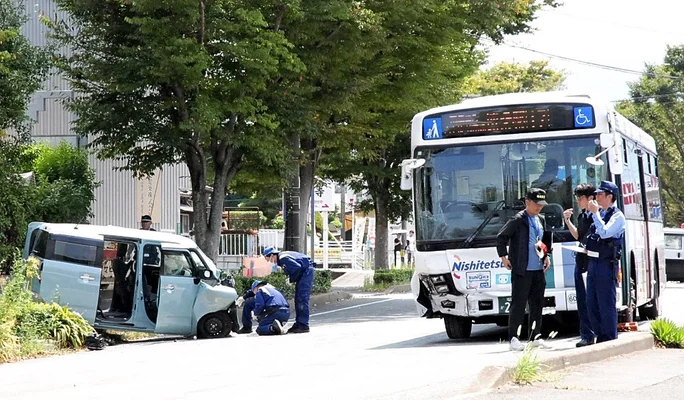 福岡　バスと軽自動車が衝突事故